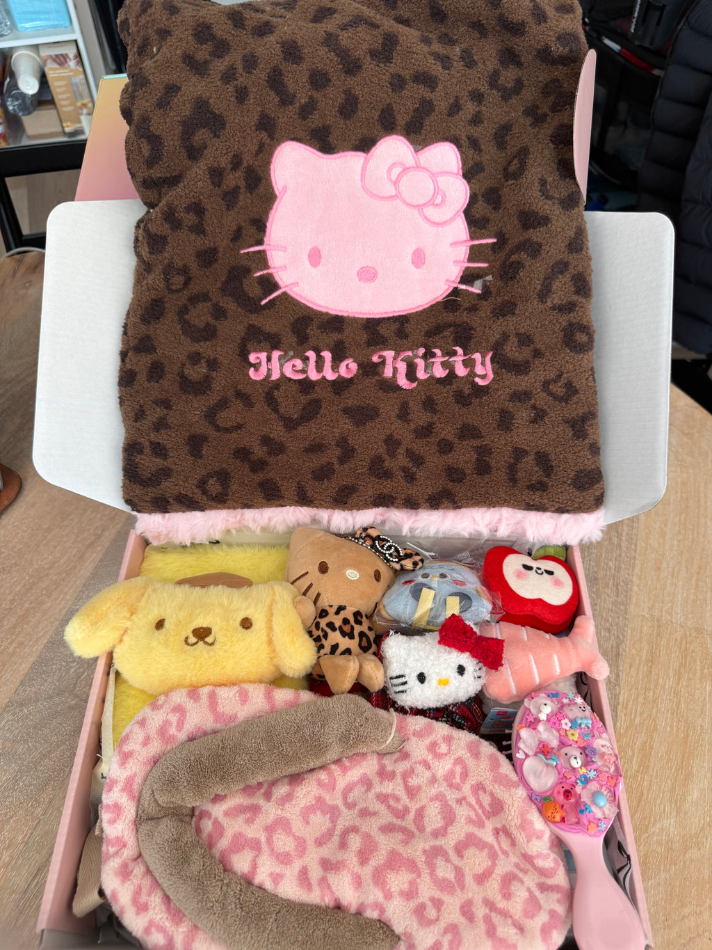 Funky Finds Box ✧ MEDIUM ✧ Sanrio Random Items